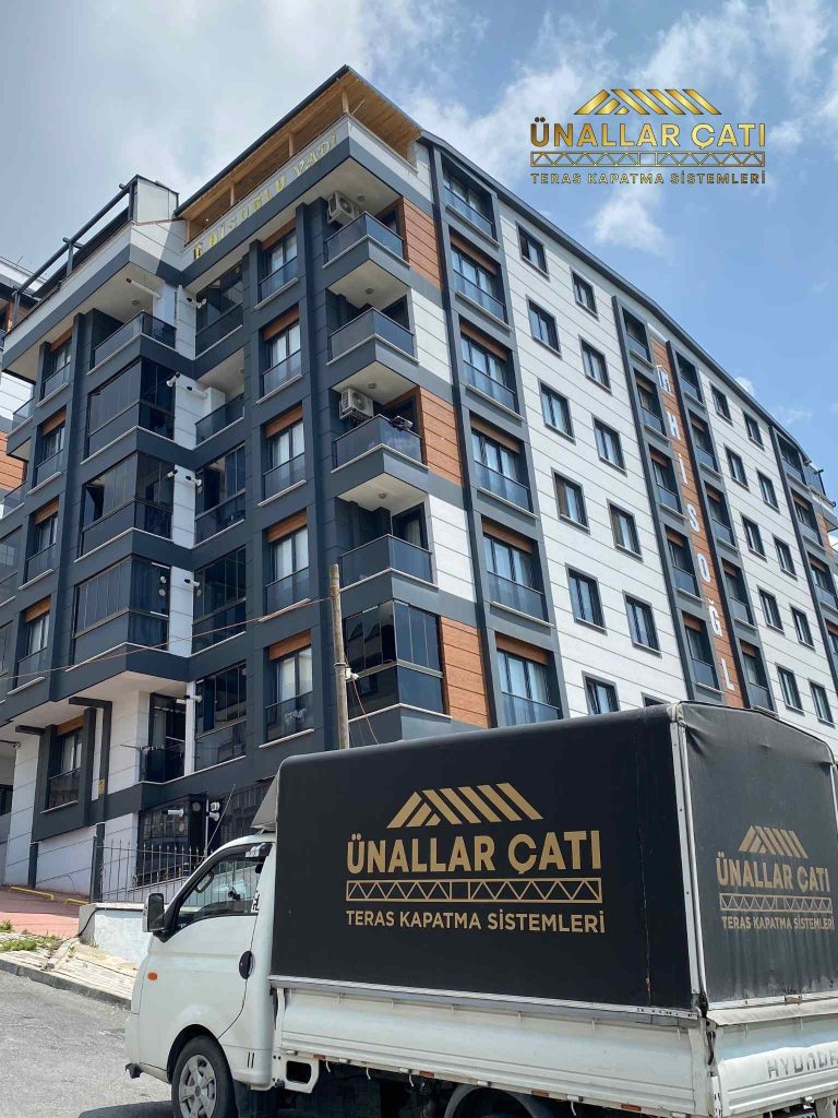 Ahşap kış bahçesinin dış cephe görünümü, doğal çevreyle uyumlu tasarım.