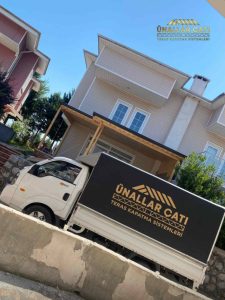 Balkon kapatma modelleri ve fiyatları: Cam, polikarbon, ahşap ve alüminyum seçenekleriyle balkon kapatma örnekleri.