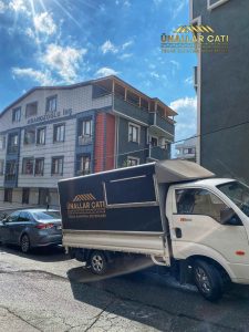 Ahşap balkon sundurma modeli ile modern ve şık bir balkon tasarımı.