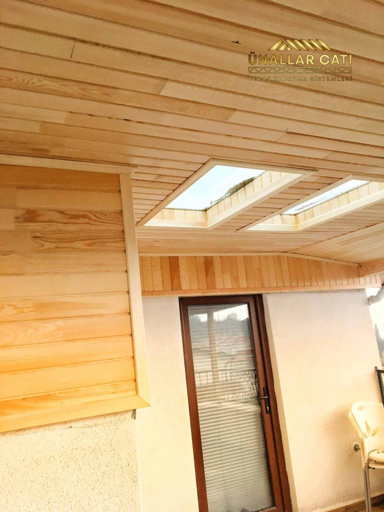 Teras çatı kapatma uygulaması, modern ve estetik bir dış mekan çözümü sunar.